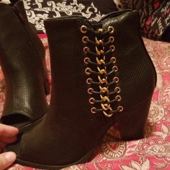 Heels - Picture 2 of 3